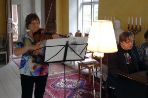 Satu Jalas and Folke Gräsbeck rehearsing at Korpo gård